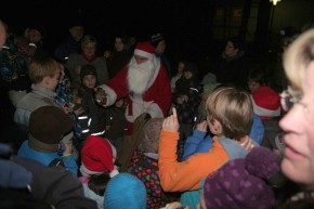 Der Nikolaus verteilt Geschenke